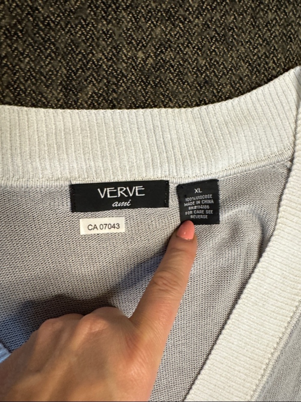 Verve Ami Light Gray V-Neck Sweater with White Trim sz XL - Picture 2 of 7